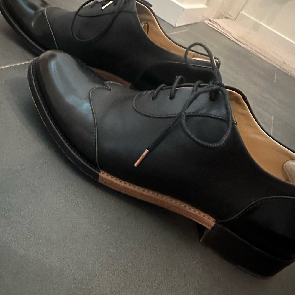 Elegant Black Leather Women's Loafers - Picture 2 of 3